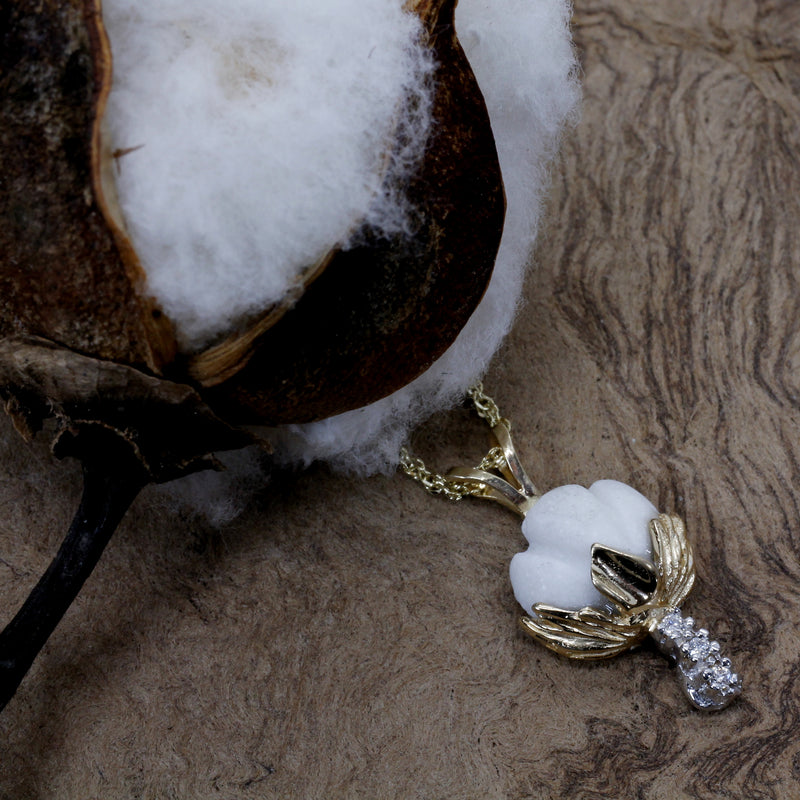 Set of Cotton Boll Necklace And Stud Earrings with Diamonds in Yellow Gold