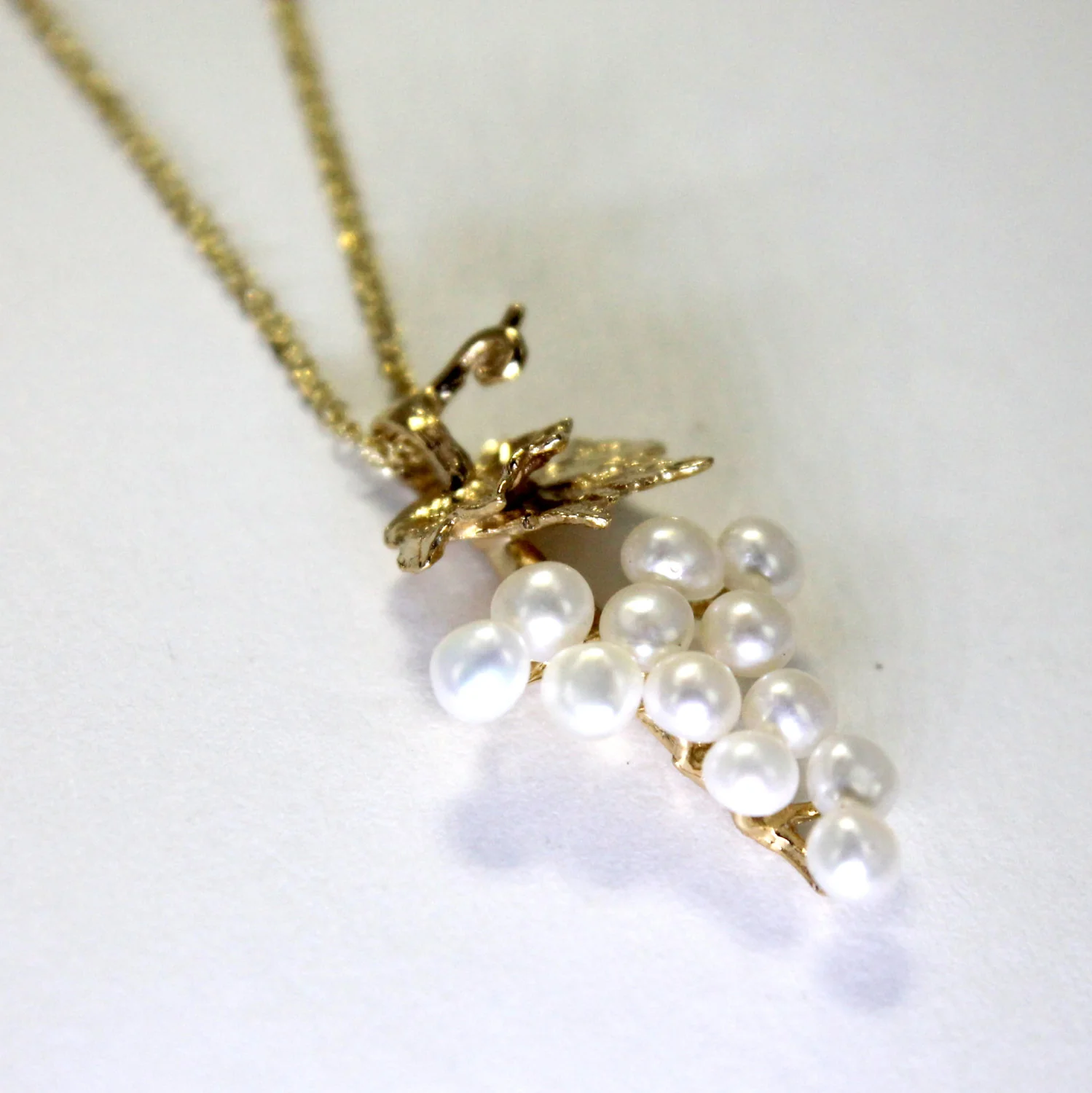 Why is the grape leaf design important in the 14kt gold pearl grape necklace?