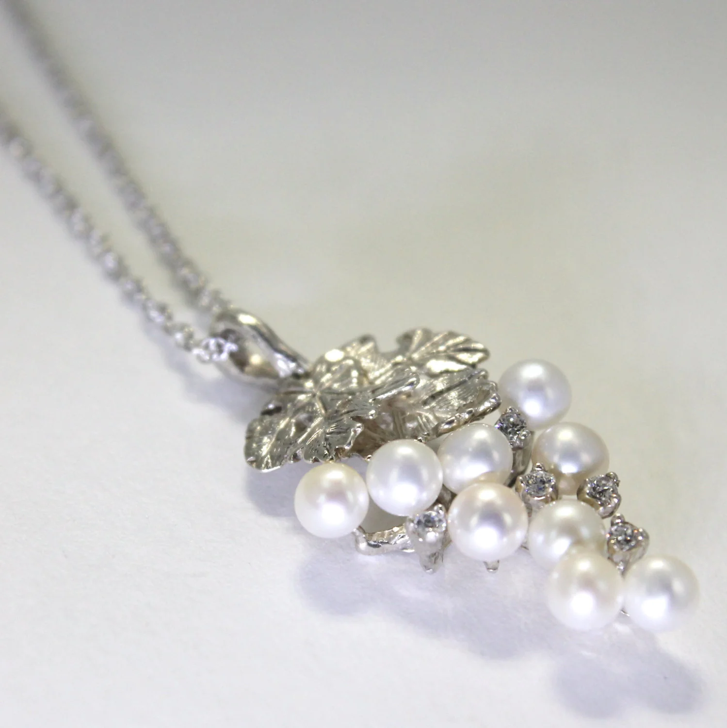 What does a white pearl necklace mean?