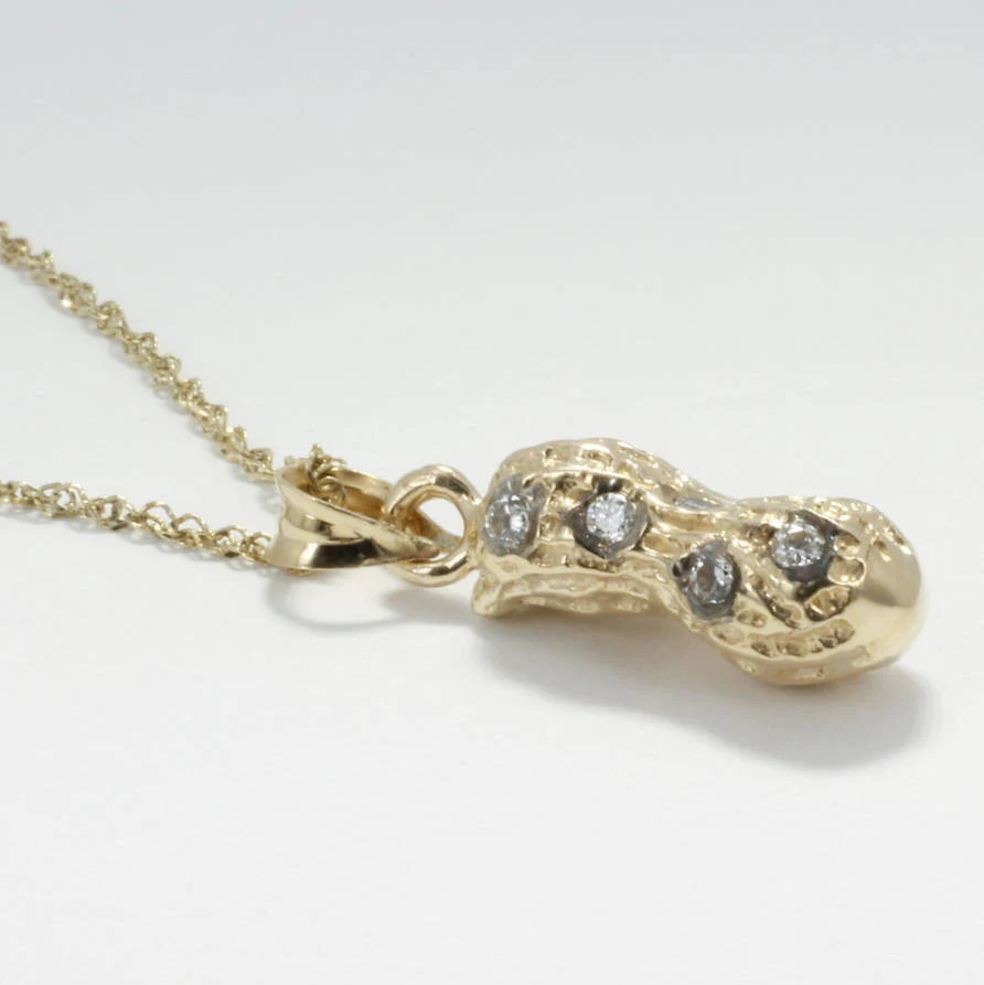 What type of diamonds are used in the necklace?