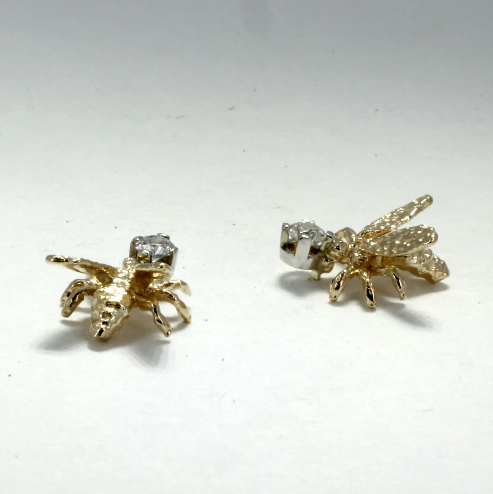 How do stud earrings work?