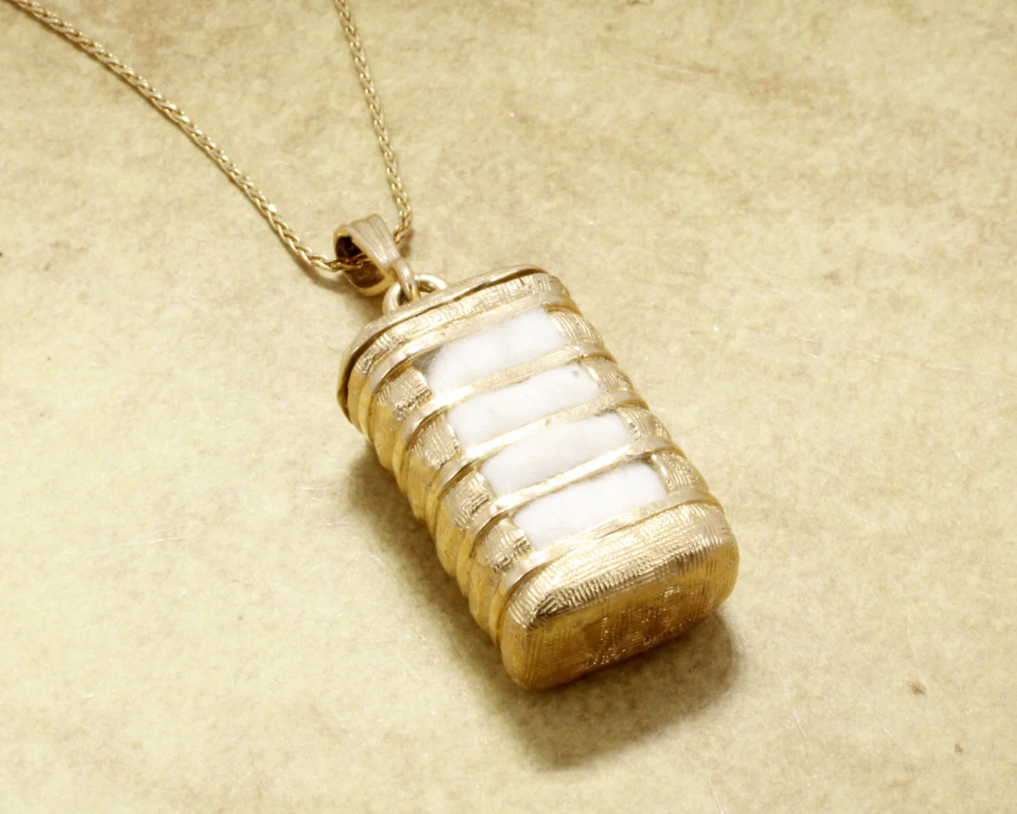 Can the locket be opened?