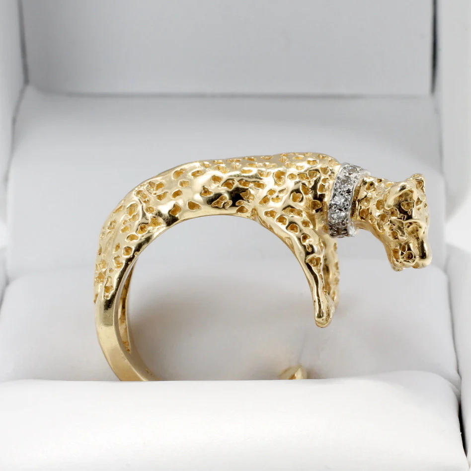 What is the design style of the ring?