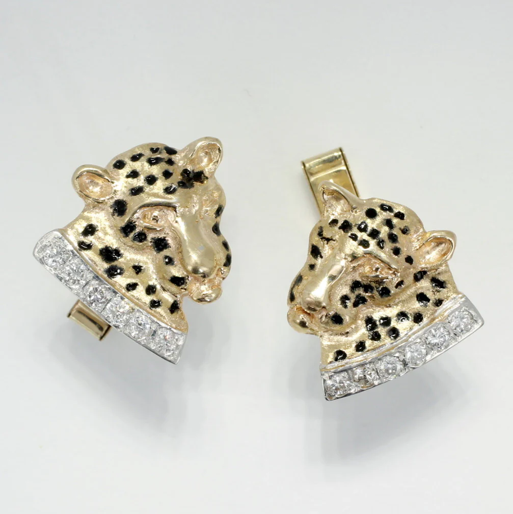 How many diamonds are in each collar of the cuff links?