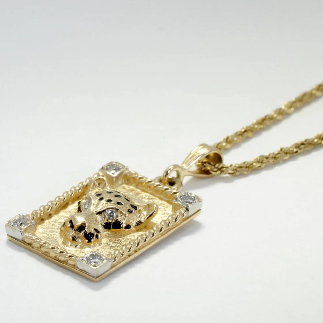 What customization options are available for this necklace?