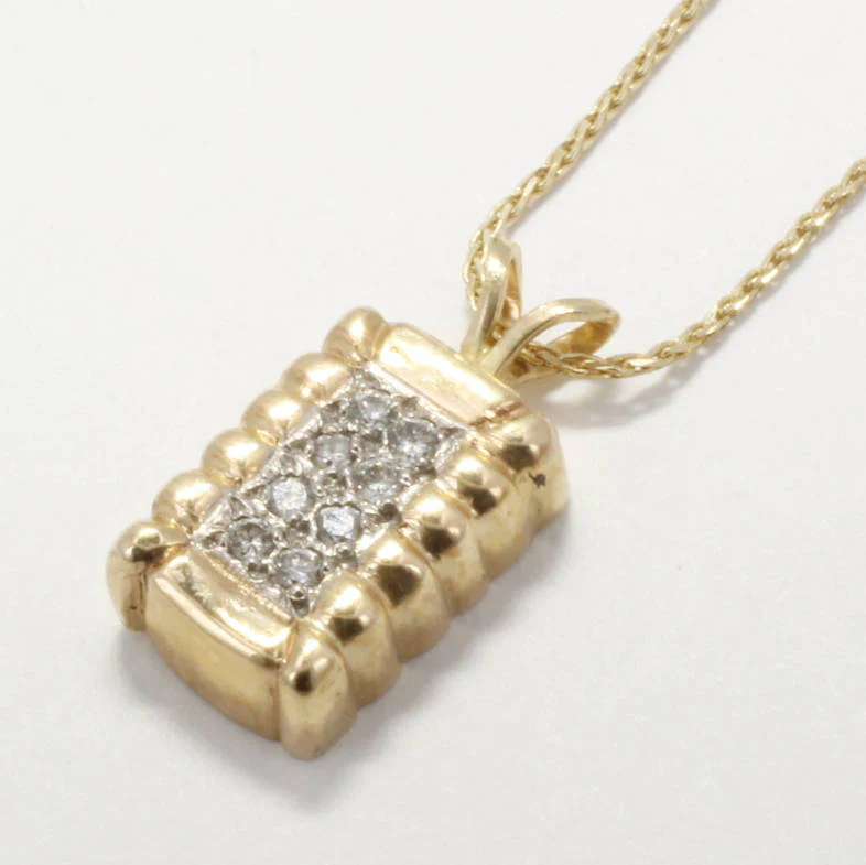 What type of chain is included with the necklace?