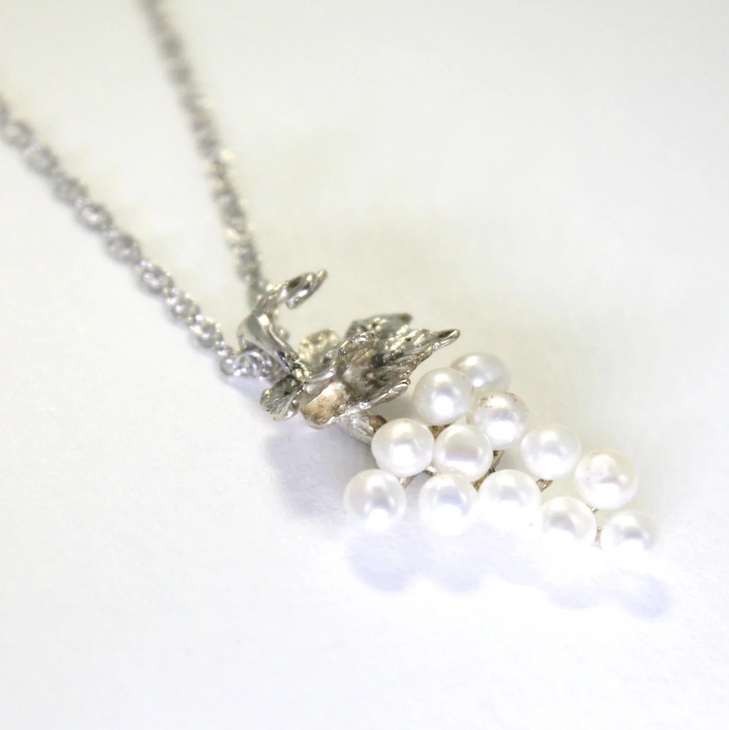 What is the color of the pearls in the necklace?