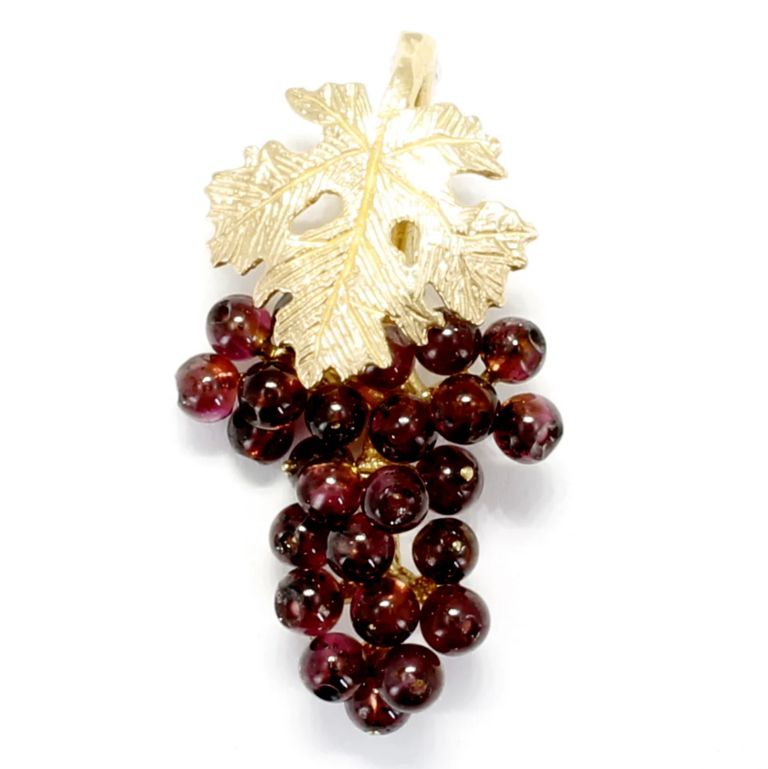 How many garnet gemstones are in the pin?