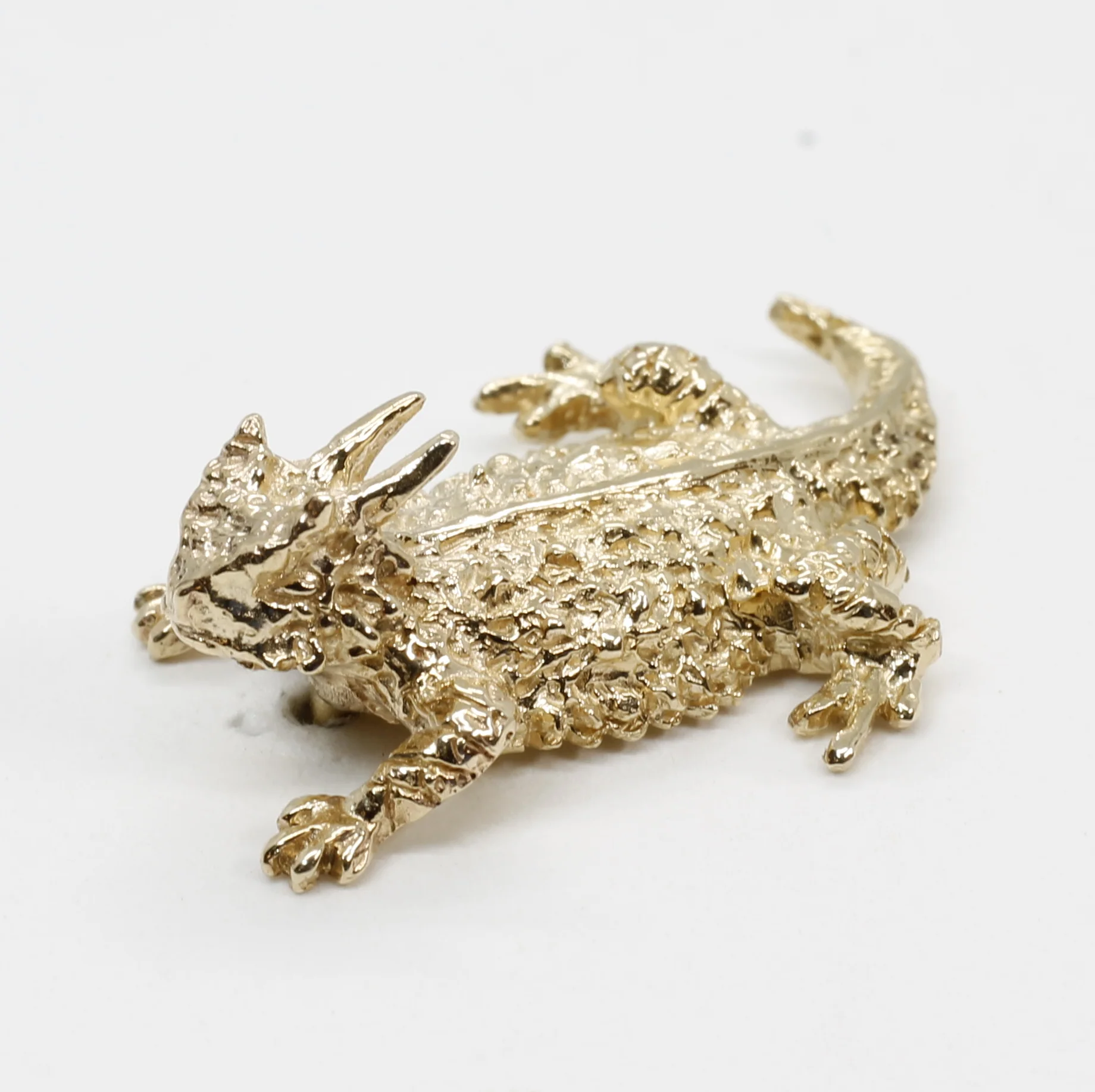 Is custom design service available for the horned toad pin or tie tack?