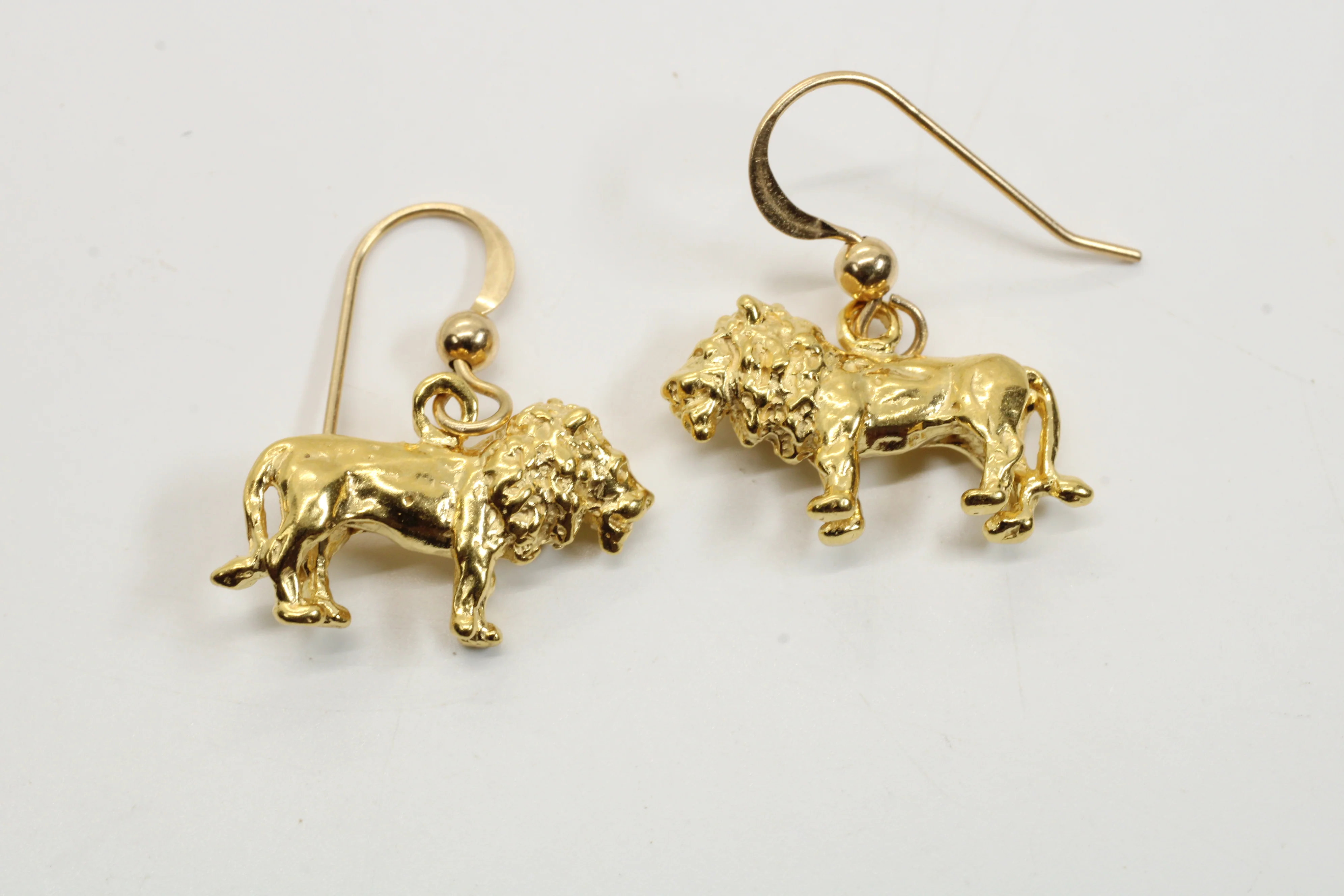 What does a gold lion chain mean?
