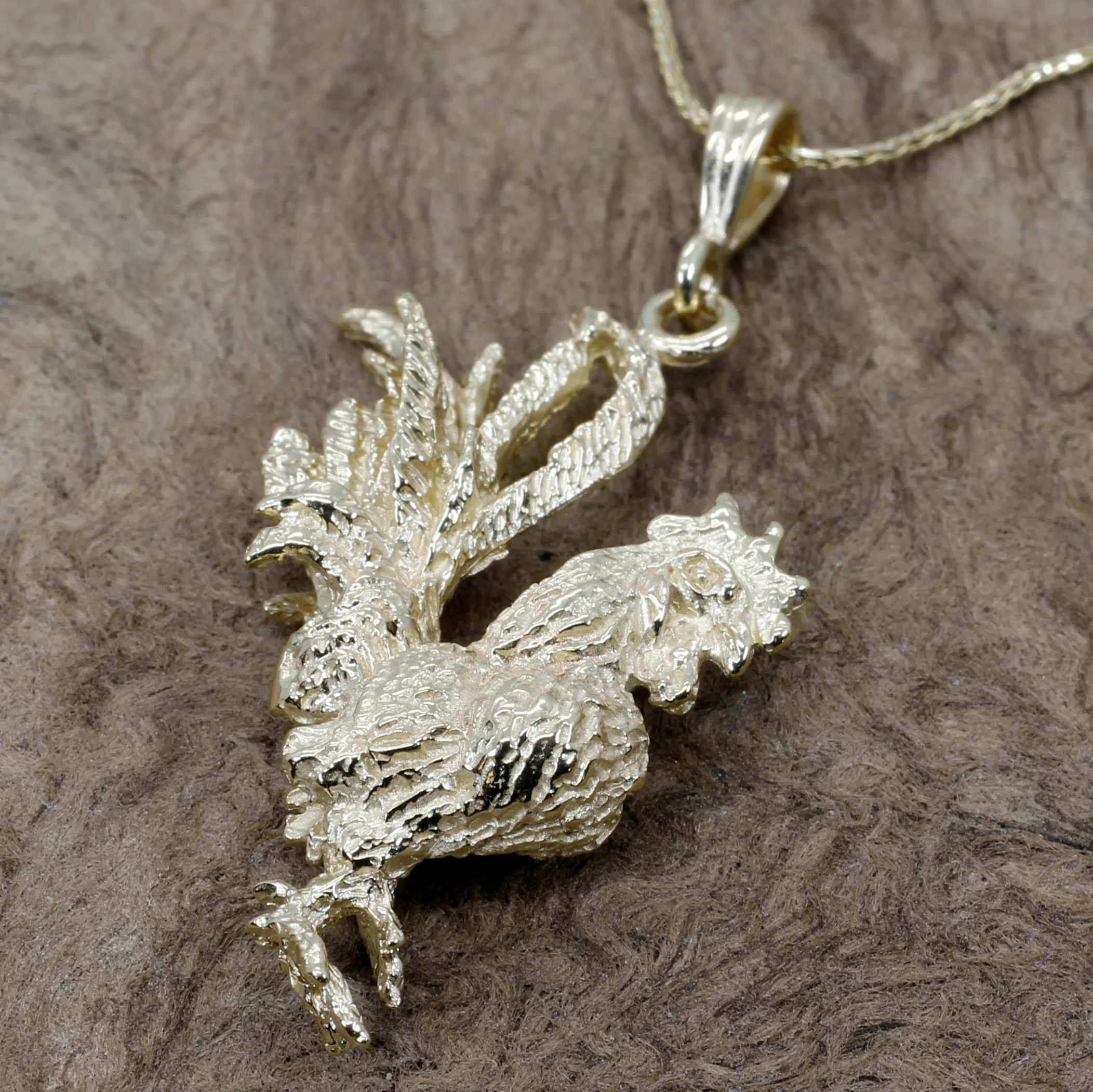 What does "pendant" mean in jewelry?