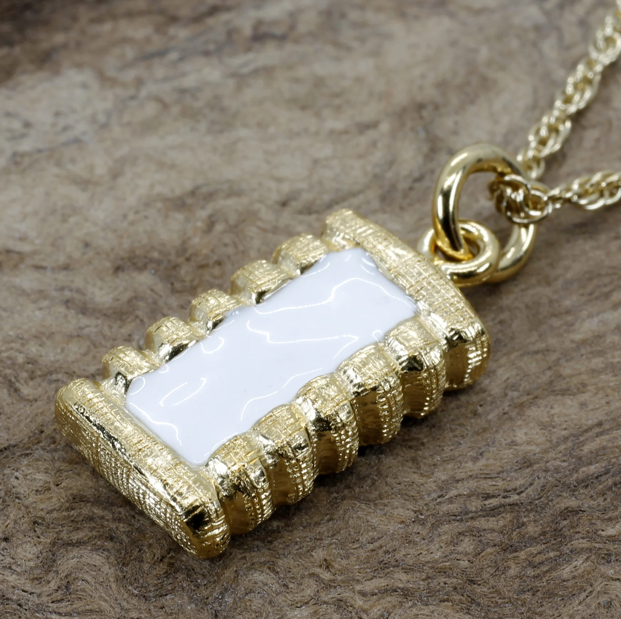 What is the design style of the pendant?
