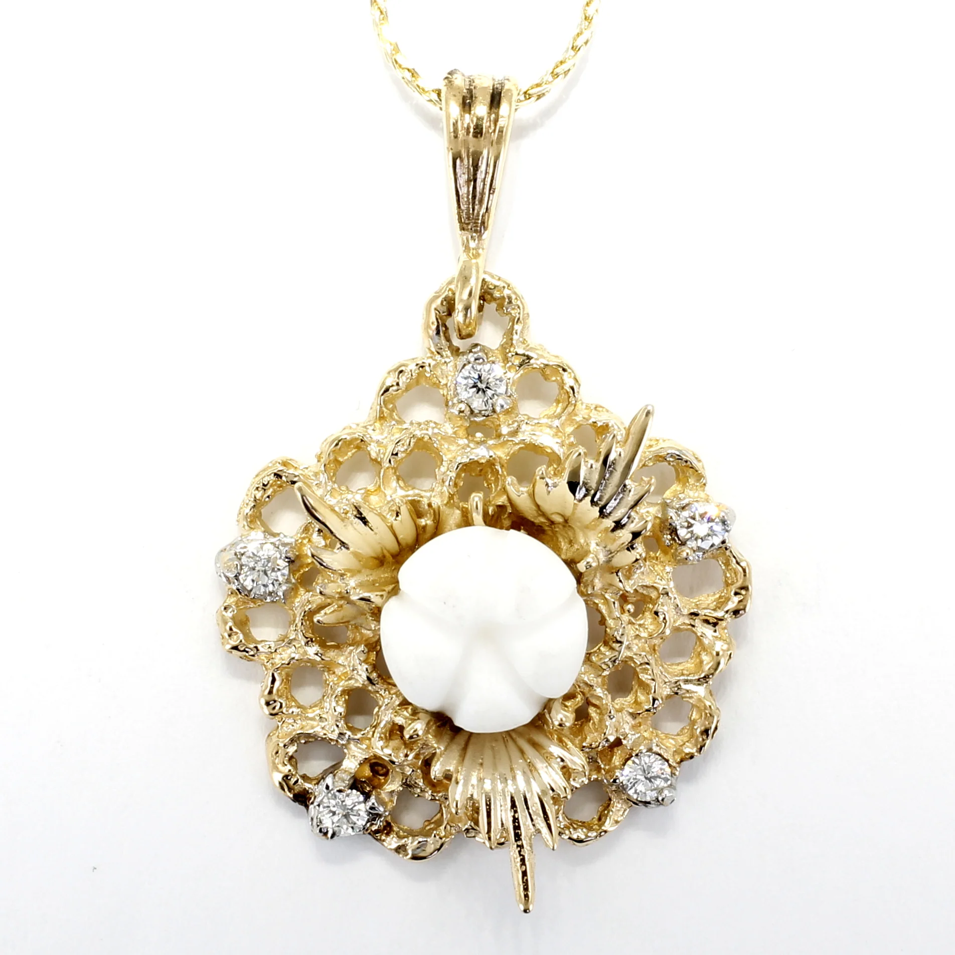 What is the style of the chain that comes with the necklace?