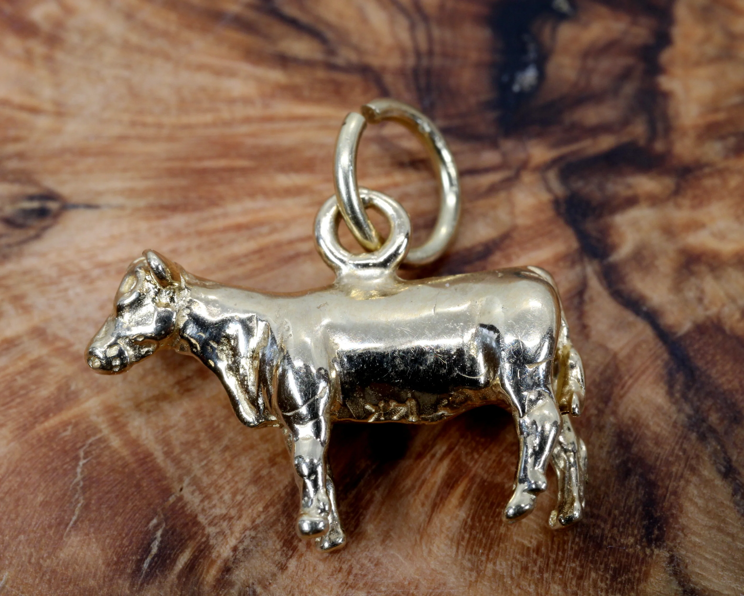 What is the weight of the Show Heifer charm?