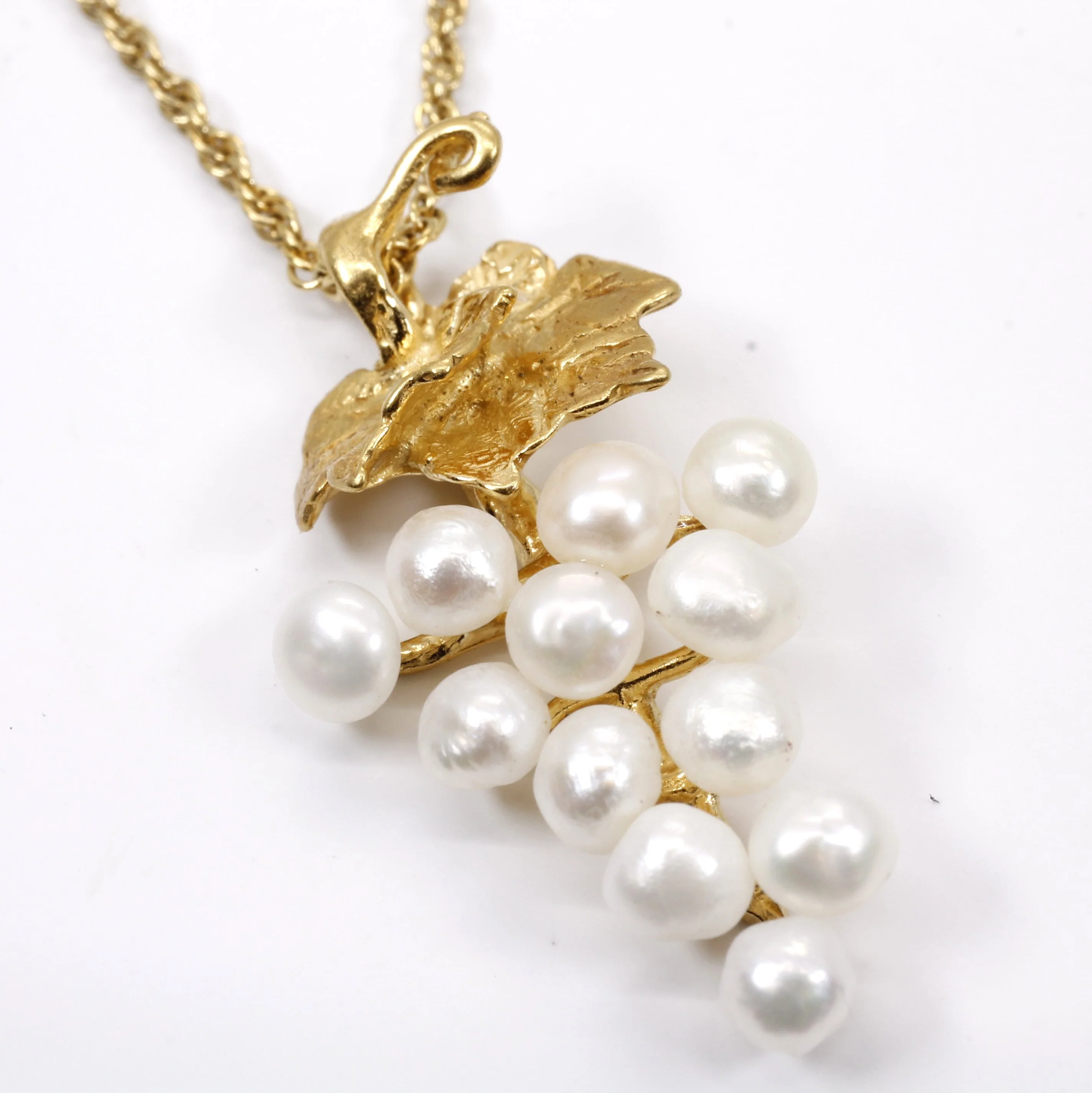 How can you tell if a pearl necklace is valuable?