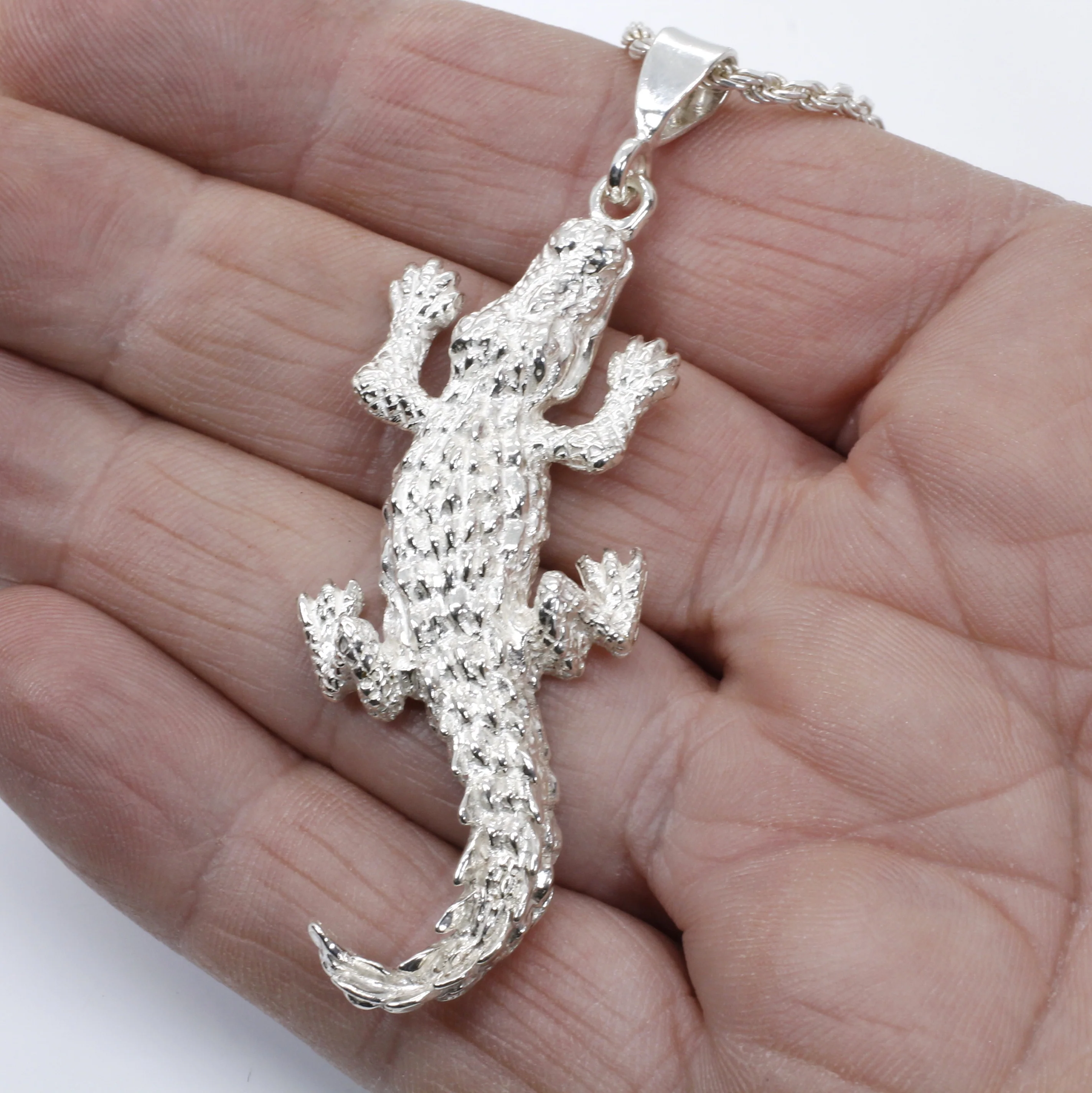 What is the weight of the alligator pendant only?