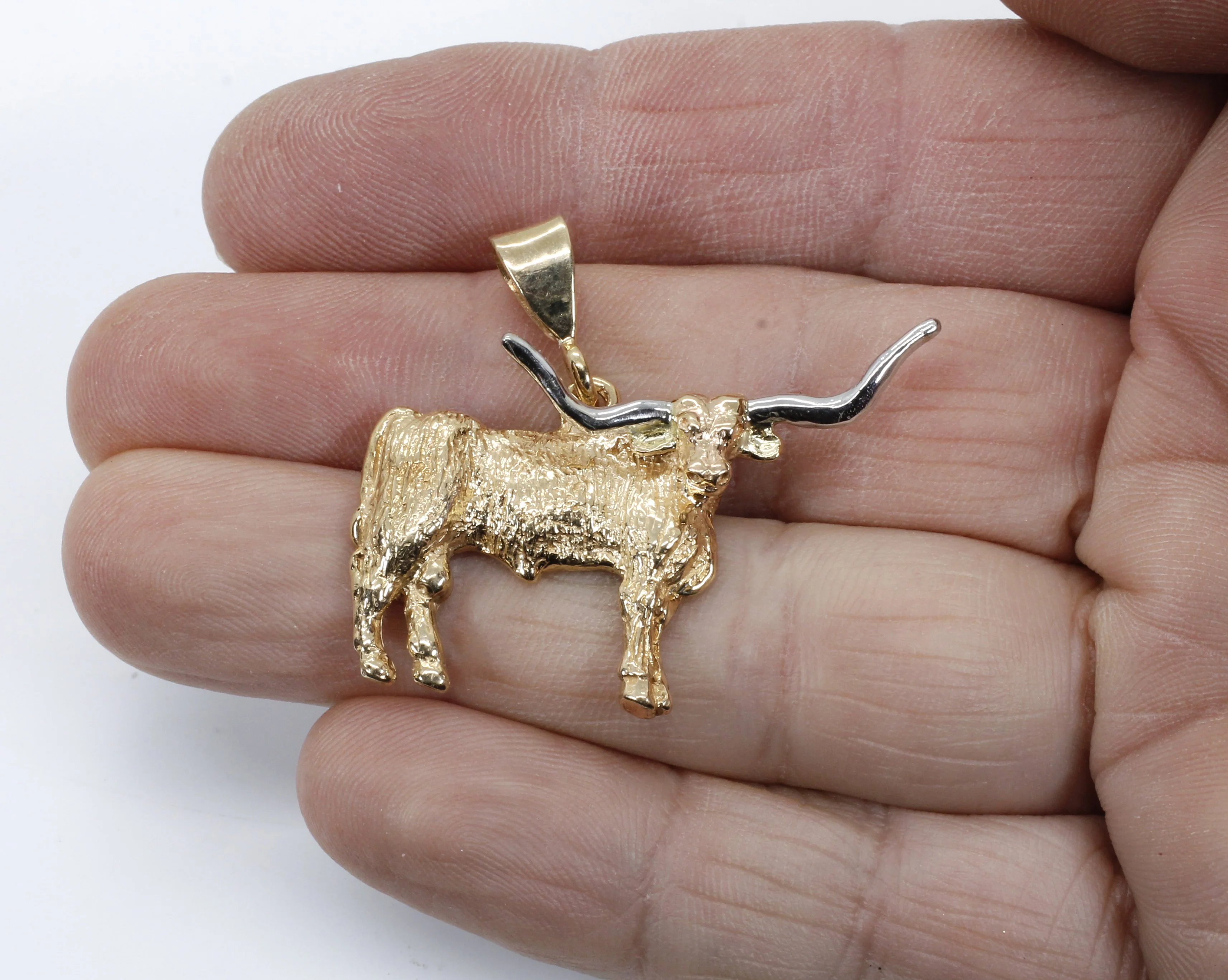 What type of gold is used for the pendant?
