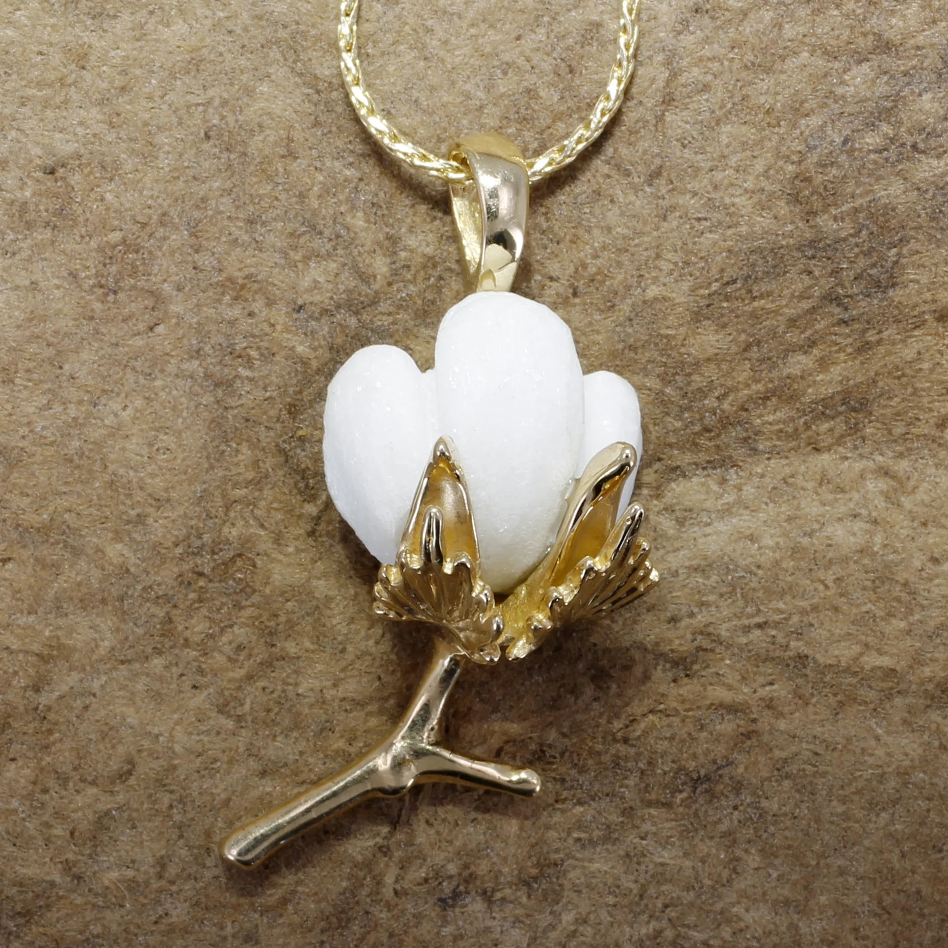 What type of chain is included with the necklace?