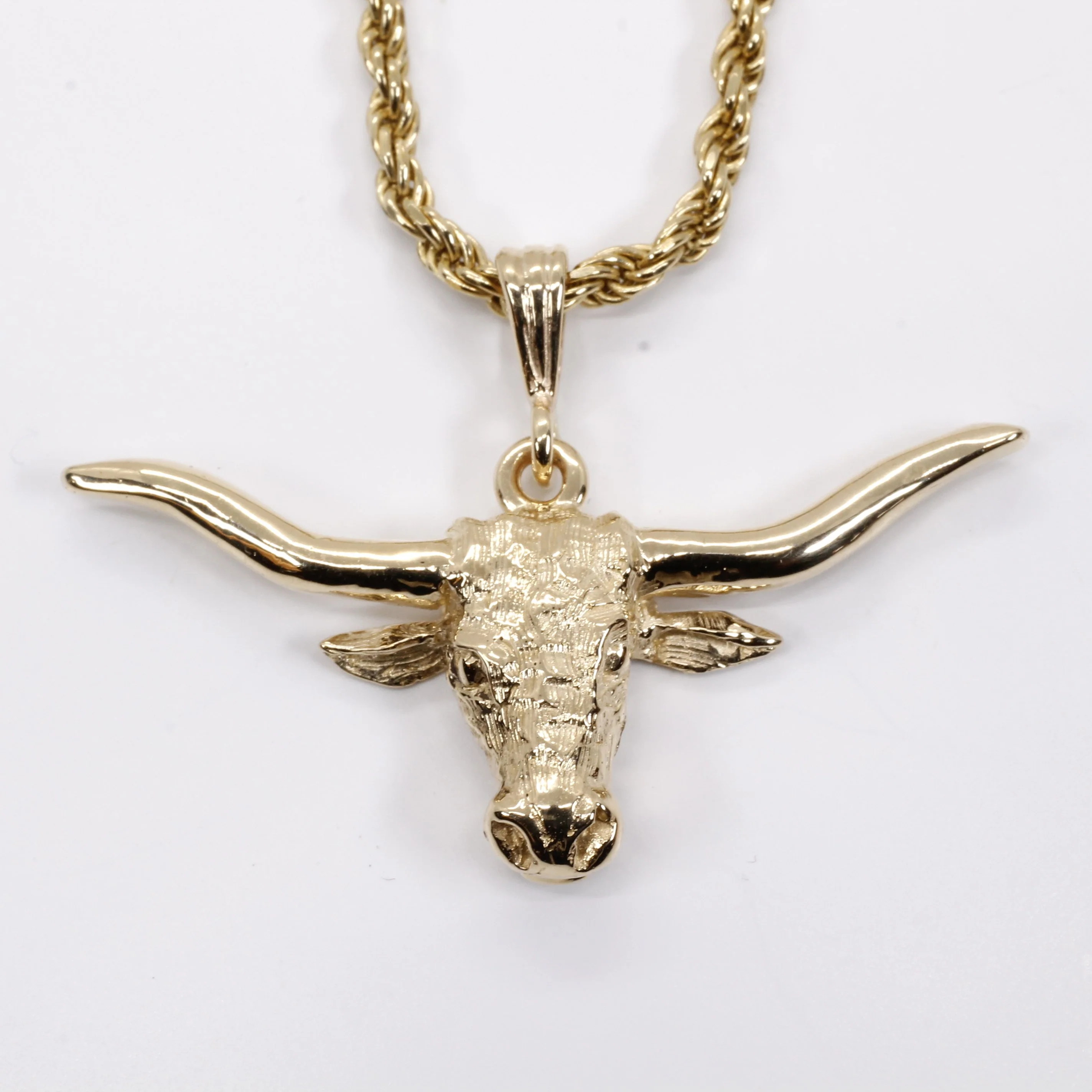 What type of clasp does the chain have?