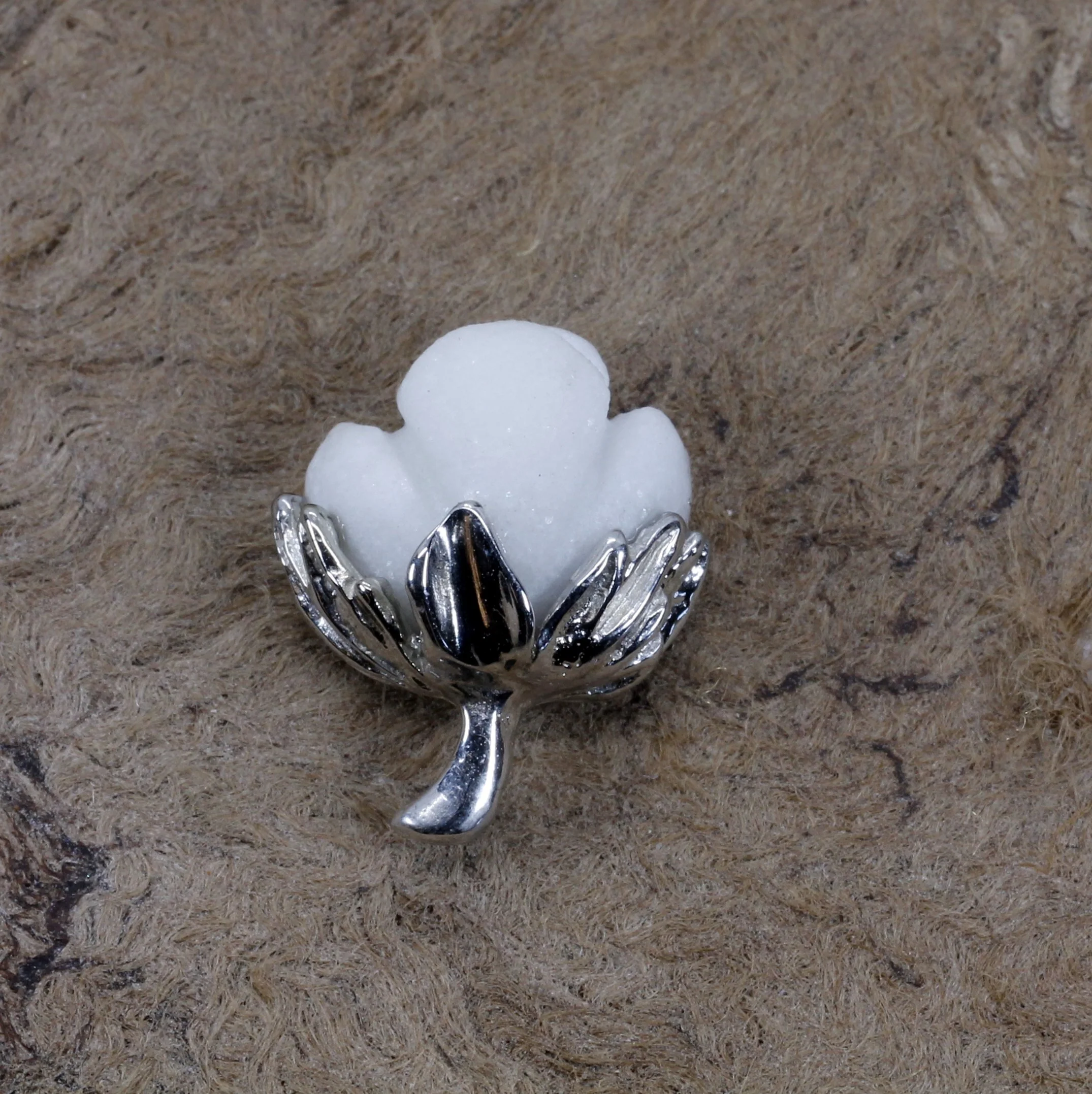 What makes the quartz stone in the Cotton Boll Tie Tack stand out?