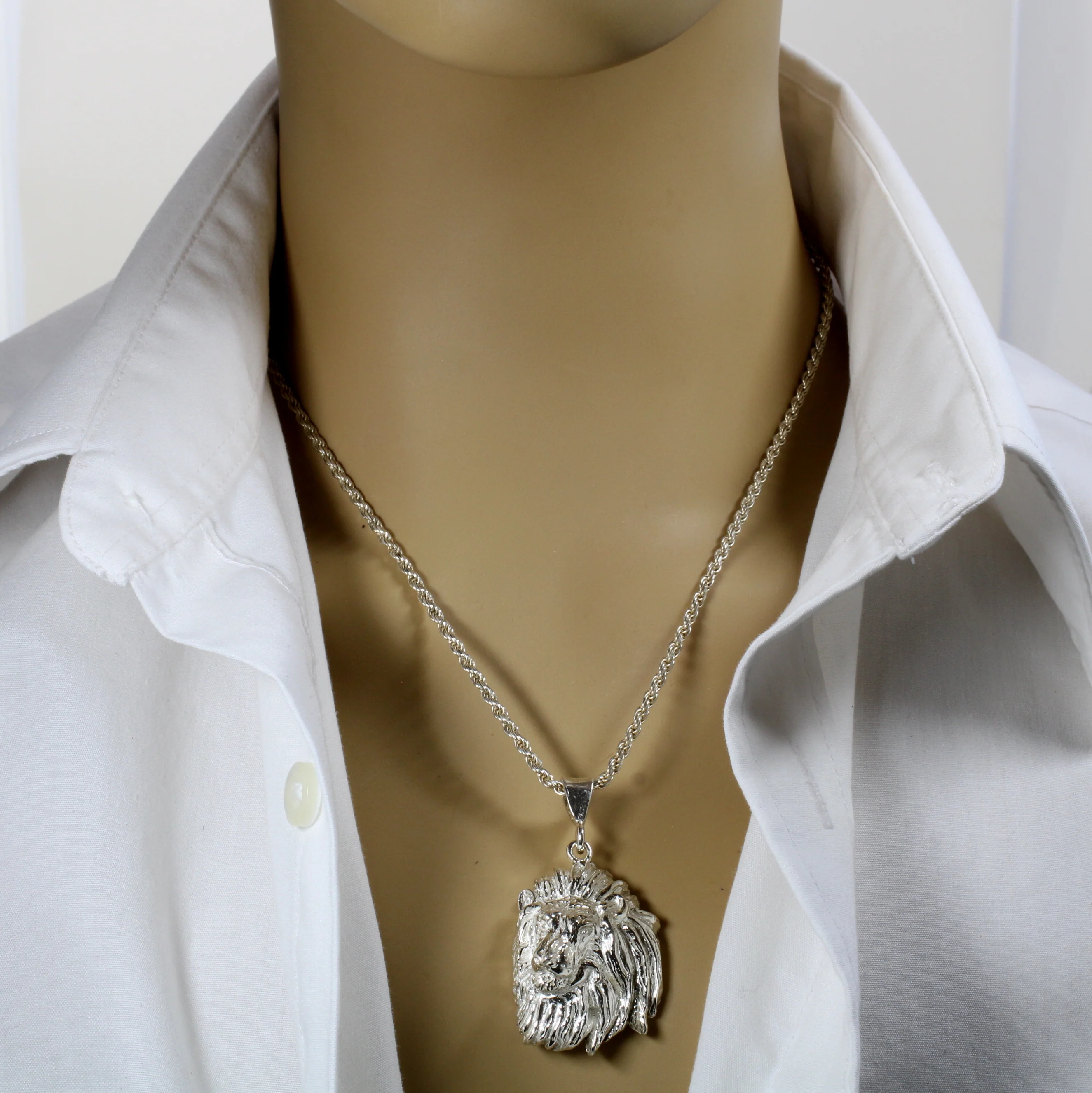 What does wearing a lion pendant mean?